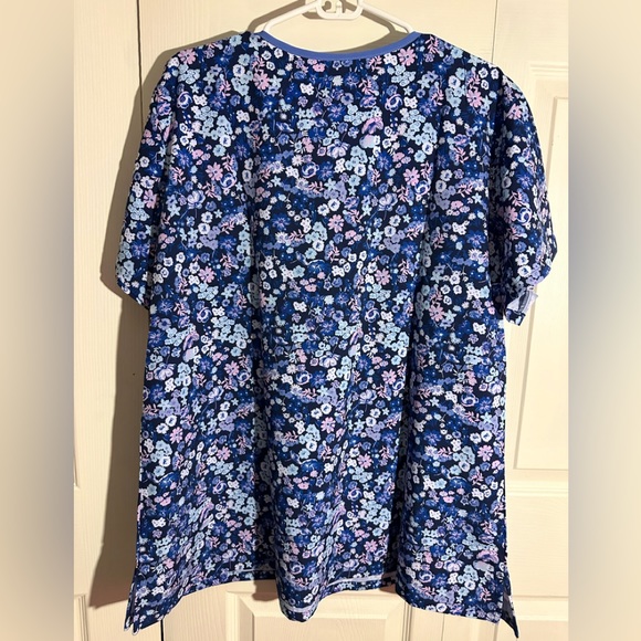 MedCouture Floral Print Scrub Top - Picture 2 of 4
